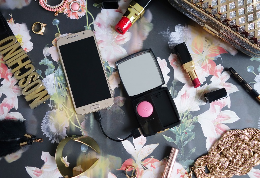 BLUSH-MOBILE-CHARGER-LIFESTYLE-BLACK-GOLD